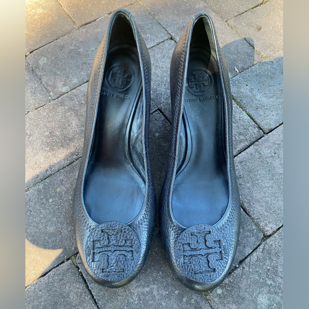 Tory Burch Black Textured Logo Round-Toe Pumps